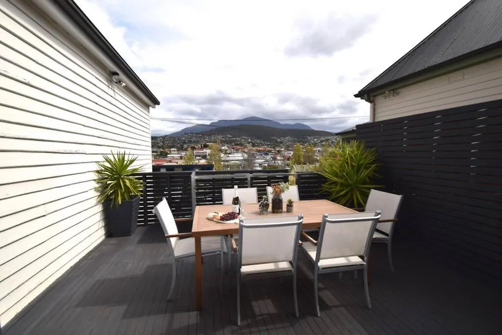 Best Location In Hobart! Luxury 4 Bedroom With Stunning Views Holiday home Hobart