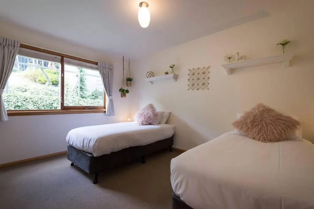 Holiday home Best Location In Hobart! Luxury 4 Bedroom With Stunning Views