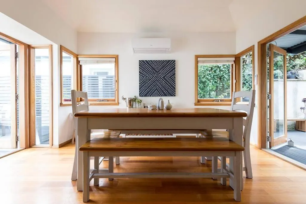 Best Location In Hobart! Luxury 4 Bedroom With Stunning Views
