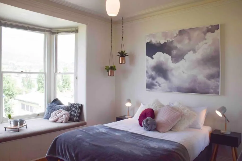 Best Location In Hobart! Luxury 4 Bedroom With Stunning Views 度假居